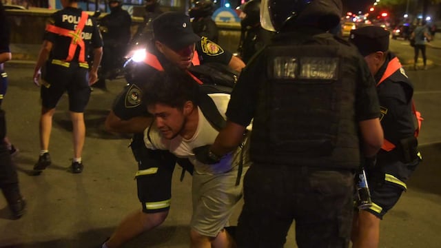 Cacerolazo en Patio Olmos contra del DNU de Milei, con incidentes (Facundo Luque / La Voz).