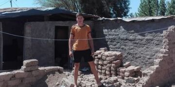 Alan tiene 21 años y trabaja día y noche para reconstruir su casa.
