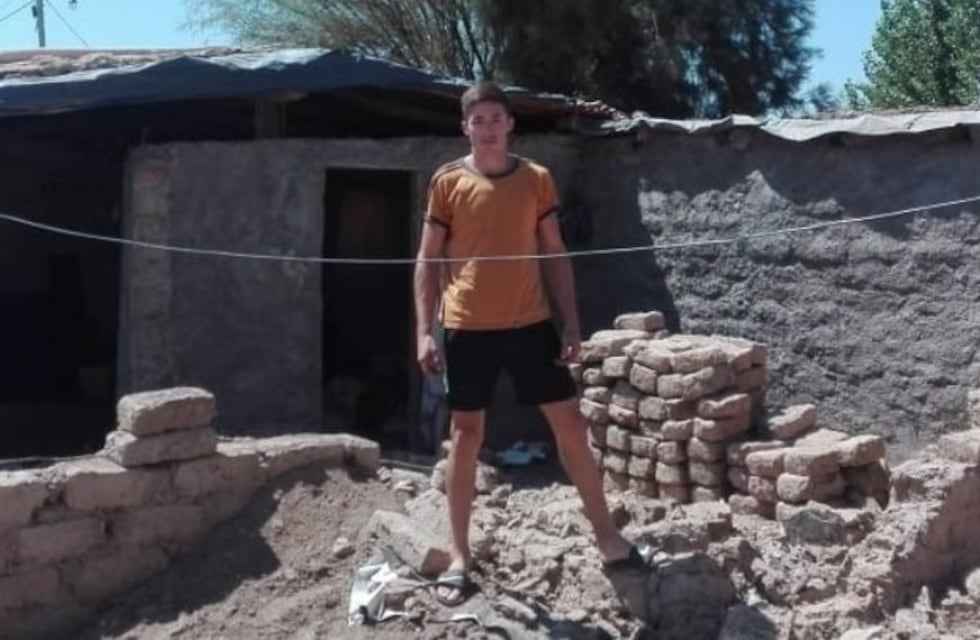Es futbolista, trabaja en la cosecha y apuesta a reconstruir su casa devastada por el terremoto