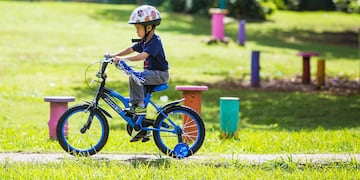 Maestro correntino junta plata para darle bicicletas a sus alumnos y que puedan ir a la escuela.