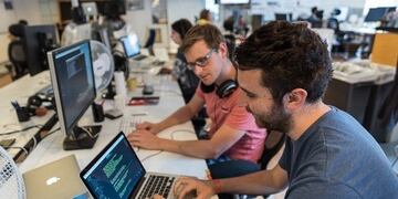 En la actualidad, la industria del software en Argentina tiene más de 9.000 búsquedas abiertas para puestos de trabajo bien remunerados con posibilidad de crecimiento en el sector.