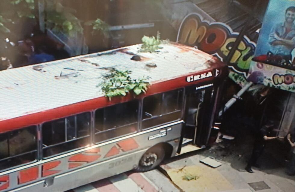 Impactante video: así fue cómo chocó el colectivo en la Chacabuco de Córdoba