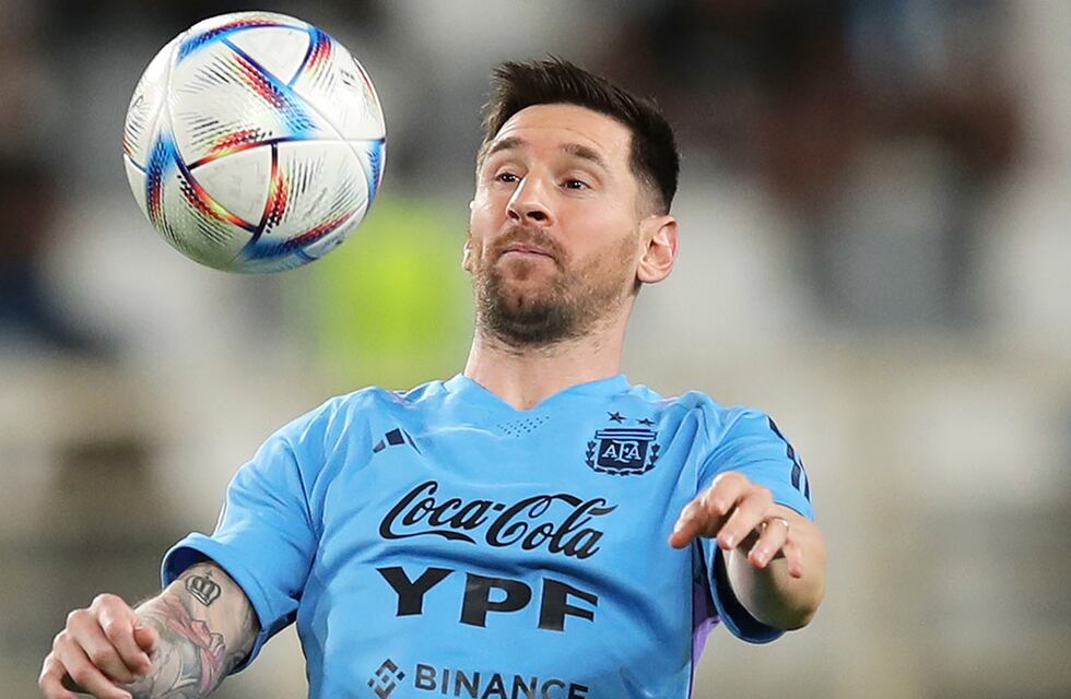 ¡Ponganlo bajo llave! Un guardia de seguridad piso a Lionel Messi minutos previos al amistoso con Emiratos Árabes