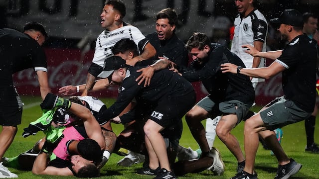 Una montaña de alegría sobre César Rigamonti, el ex Belgrano héroe del ascenso de Gimnasia de Mendoza.