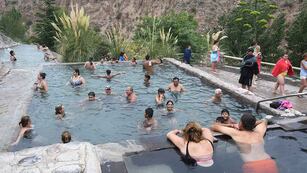 Turistas disfrutan de una tarde de  mucho calor en las piletas de aguas termales en Cacheuta.
Foto: José Gutierrez / Los Andes