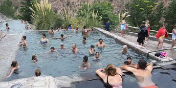 Turistas disfrutan de una tarde de  mucho calor en las piletas de aguas termales en Cacheuta.
Foto: José Gutierrez / Los Andes