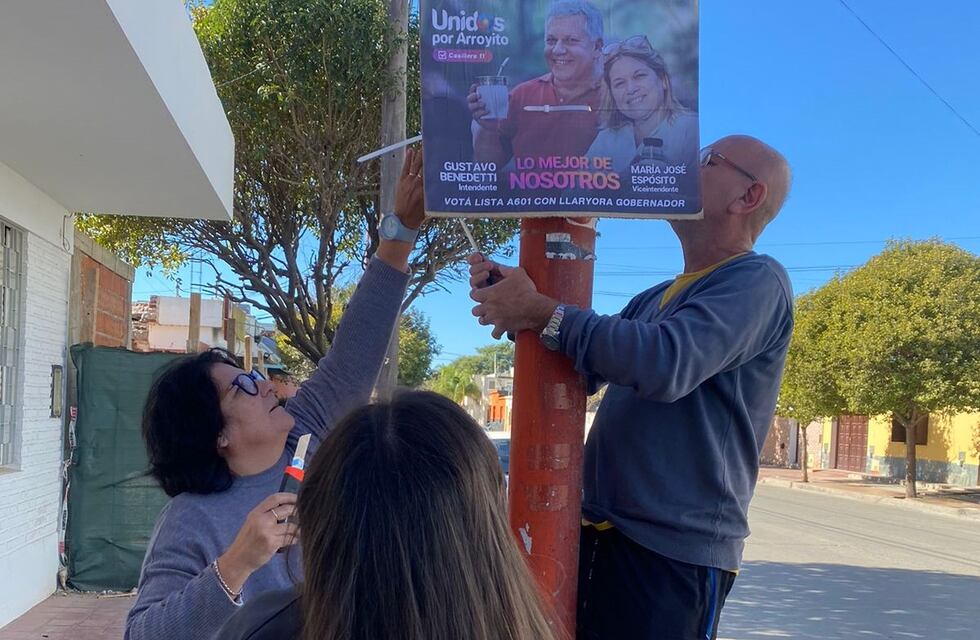 Integrantes de la lista Unidos por Arroyito, salieron a limpiar la ciudad de la propaganda política de su partido