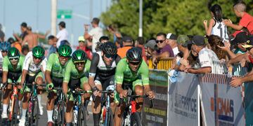 El colombiano Nicolás Paredes se consagró en la 47° edición de la Vuelta Ciclista de Mendoza. Su equipo SEP San Juan, tuvo un exitoso desempeño en la Vuelta mendocina. 
Foto: Orlando Pelichotti