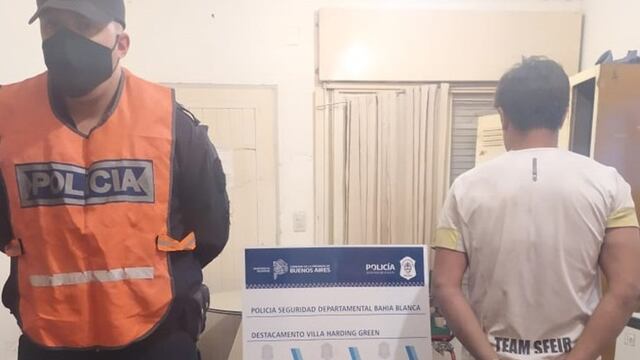 Agredió a su pareja, intentó golpear a los policías y fue detenido