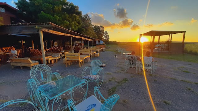 Una cafetería al pie de la montaña para contemplar atardeceres de Córdoba.