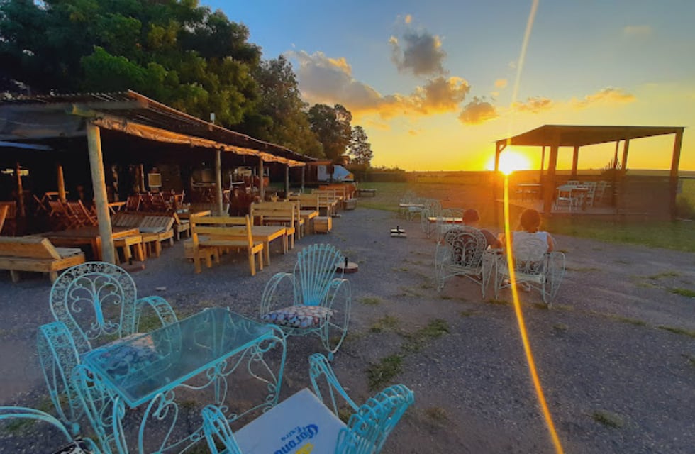 Cómo es la cafetería al pie de la montaña, ideal para contemplar aterrizajes y atardeceres en Córdoba