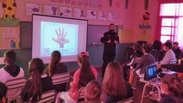 Paraje Dos Hermanas: efectivos policiales brindan charlas sobre bullying y violencia escolar. Foto: Fabián Acosta