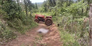 Tragedia rural en San Antonio: una mujer murió al ser arrollada por un tractor.