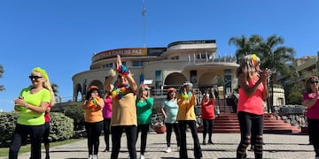 Arrancó la “Semana de la Persona Mayor” en Villa Carlos Paz con música y baile en los Jardines Municipales