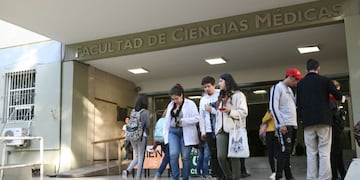 Alumnos de la Facultad de Medicina de la Universidad Nacional de La Plata protestaron esta mañana por "otro bochazo".