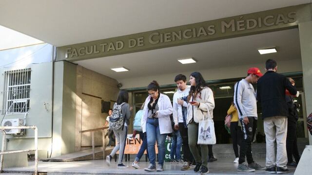 Alumnos de la Facultad de Medicina de la Universidad Nacional de La Plata protestaron esta mañana por "otro bochazo".