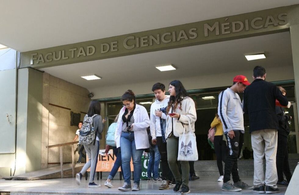 Otra polémica en la Facultad de Medicina de La Plata: el 75% de los alumnos desaprobó un examen de Bioquímica