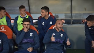 Pablo Guiñazú en su debut como DT interino de Talleres, secundado por Mariano Levisman (Facundo Luque / La Voz).