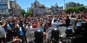 Último adiós a Diego Maradona
gente esperando ingresar a Casa Rosada para despedirse. La policía corta el ingreso en Av de Mayo y 9 de Julio.