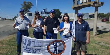 Personal del INTA entregó folletos informativos en Rafaela