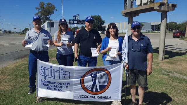 Personal del INTA entregó folletos informativos en Rafaela