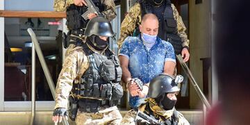 Leonardo Cositorto se retira de Tribunales de Villa María después de declarar.