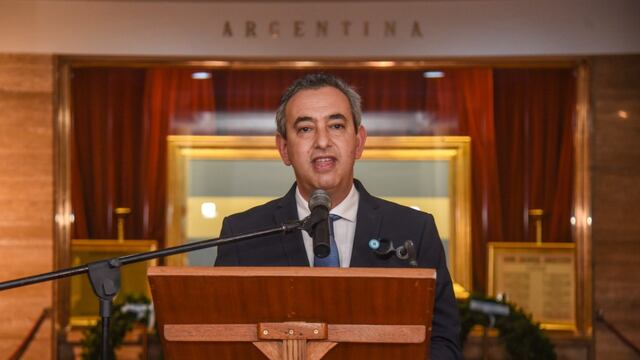 El intendente estuvo presente en el acto oficial por el 25 de Mayo