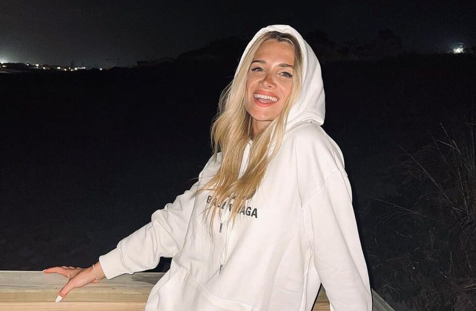 Camila Homs encendió Instagram con una enteriza blanca cavada, gorra y gafas de sol