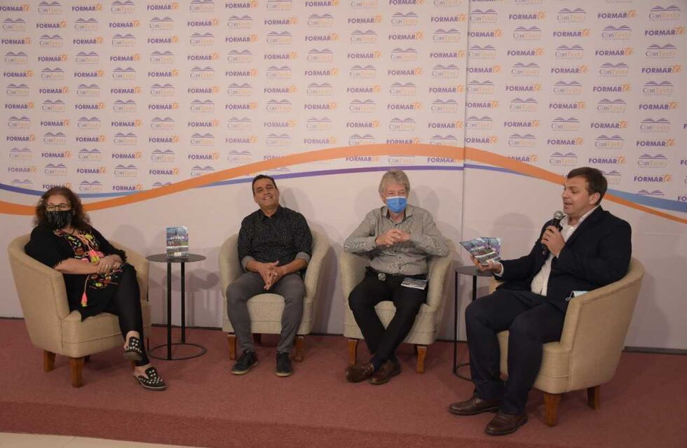 Sager acompañó la presentación del libro “Futbol de mi Barrio, guía del DT Barrial”