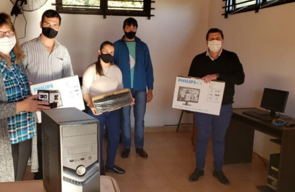 Mojón Grande: entrega de computadoras a biblioteca popular