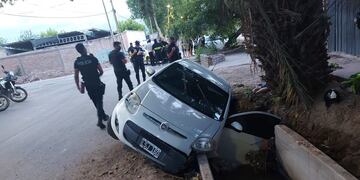 El Fiat Palio en el que escapaban los delincuentes terminó en una acequia en el departamento de Guaymallén. Gentileza M. de Seguridad