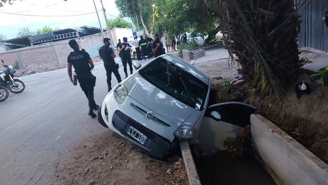 El Fiat Palio en el que escapaban los delincuentes terminó en una acequia en el departamento de Guaymallén. Gentileza M. de Seguridad