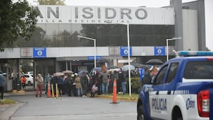 Protesta en la puerta de ingreso al barrio San Isidro por maltrato animal.