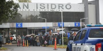 Protesta en la puerta de ingreso al barrio San Isidro por maltrato animal.