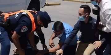 Custodios de Schiaretti toman por el cuello y derriban a un hombre que quería dejarle un mensaje al gobernador (Captura de video).