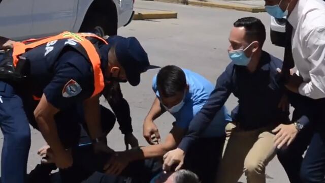 Custodios de Schiaretti toman por el cuello y derriban a un hombre que quería dejarle un mensaje al gobernador (Captura de video).