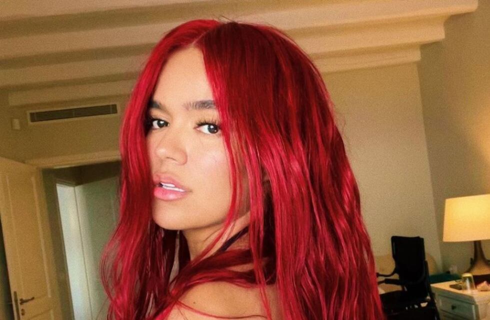 Karol G encendió las redes con fotos muy picantes del rodaje de “Gatúbela”