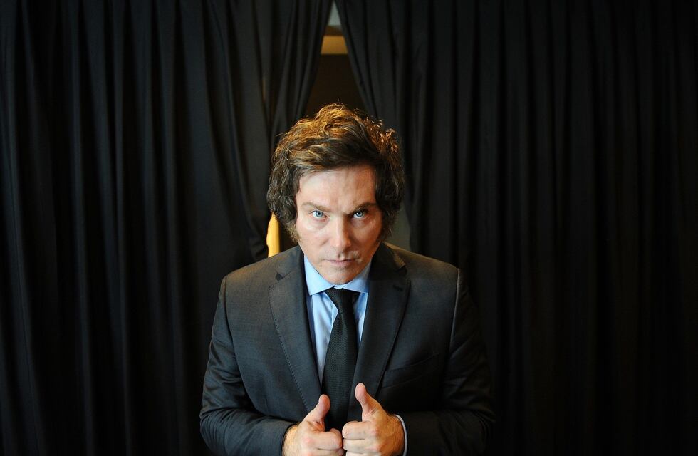 Milei montó un escenario y sorteó su dieta como diputado en Playa Grande