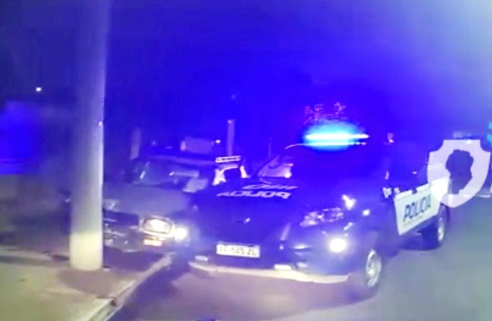 Córdoba: intentaron robar un auto, los persiguió la Policía y terminaron impactando contra un poste