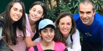 Candela en silla de ruedas junto a su familia. Foto Diario de San Rafael