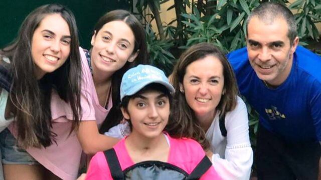 Candela en silla de ruedas junto a su familia. Foto Diario de San Rafael