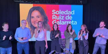 Carolina Losada festeja en el Bunker de Juntos por el Cambio, junto a Anita Martínez, en el Salón Metropolitano de Rosario.