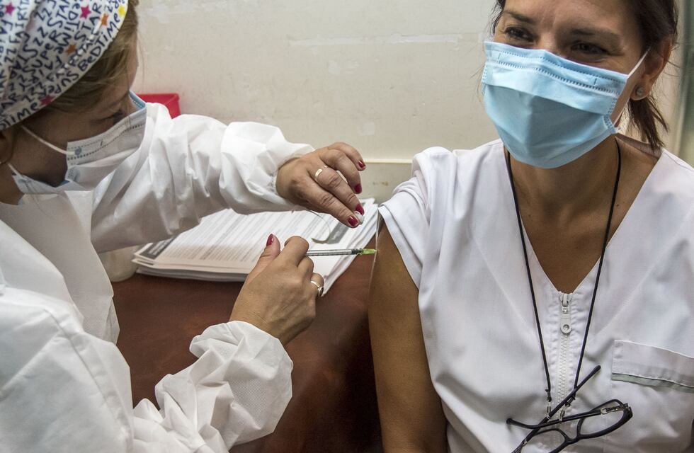 Por qué no se utilizan guantes de protección durante la aplicación de la vacuna Sputnik V contra el Covid-19