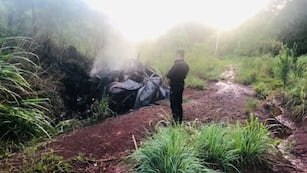 San Pedro: dos personas fallecieron calcinadas en el incendio de un vehículo que despistó.