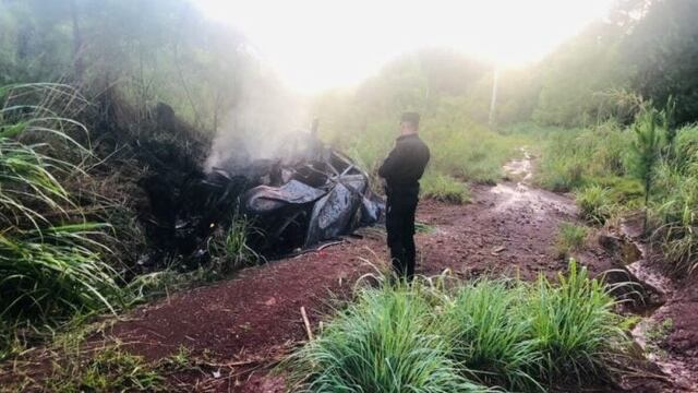San Pedro: dos personas fallecieron calcinadas en el incendio de un vehículo que despistó.
