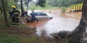 San Vicente: se durmió en su vehículo y debió ser rescatado porque se estaba inundando.