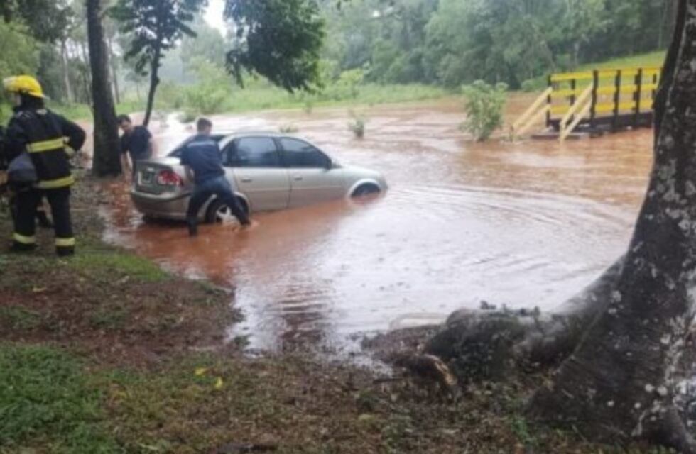San Vicente: se durmió en su vehículo y debió ser rescatado porque se estaba inundando