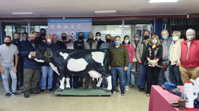 El grupo de Productores Unidos junto al Director del INTA Rafaela, Jorge Villar.