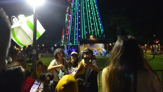 Como cada año, ya brilla el árbol de Navidad en el Faro del Bicentenario de Córdoba.