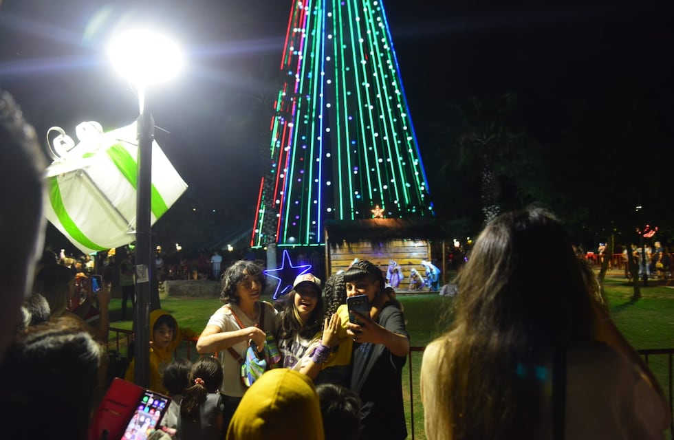 En fotos: encendieron el Árbol de Navidad en Córdoba, en el Faro del Bicentenario